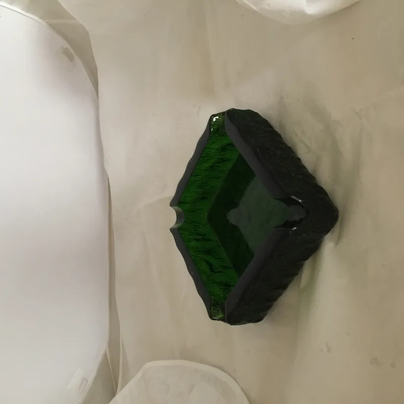 立ち灰皿古代、独特な形、明るい背景の緑のトーン。