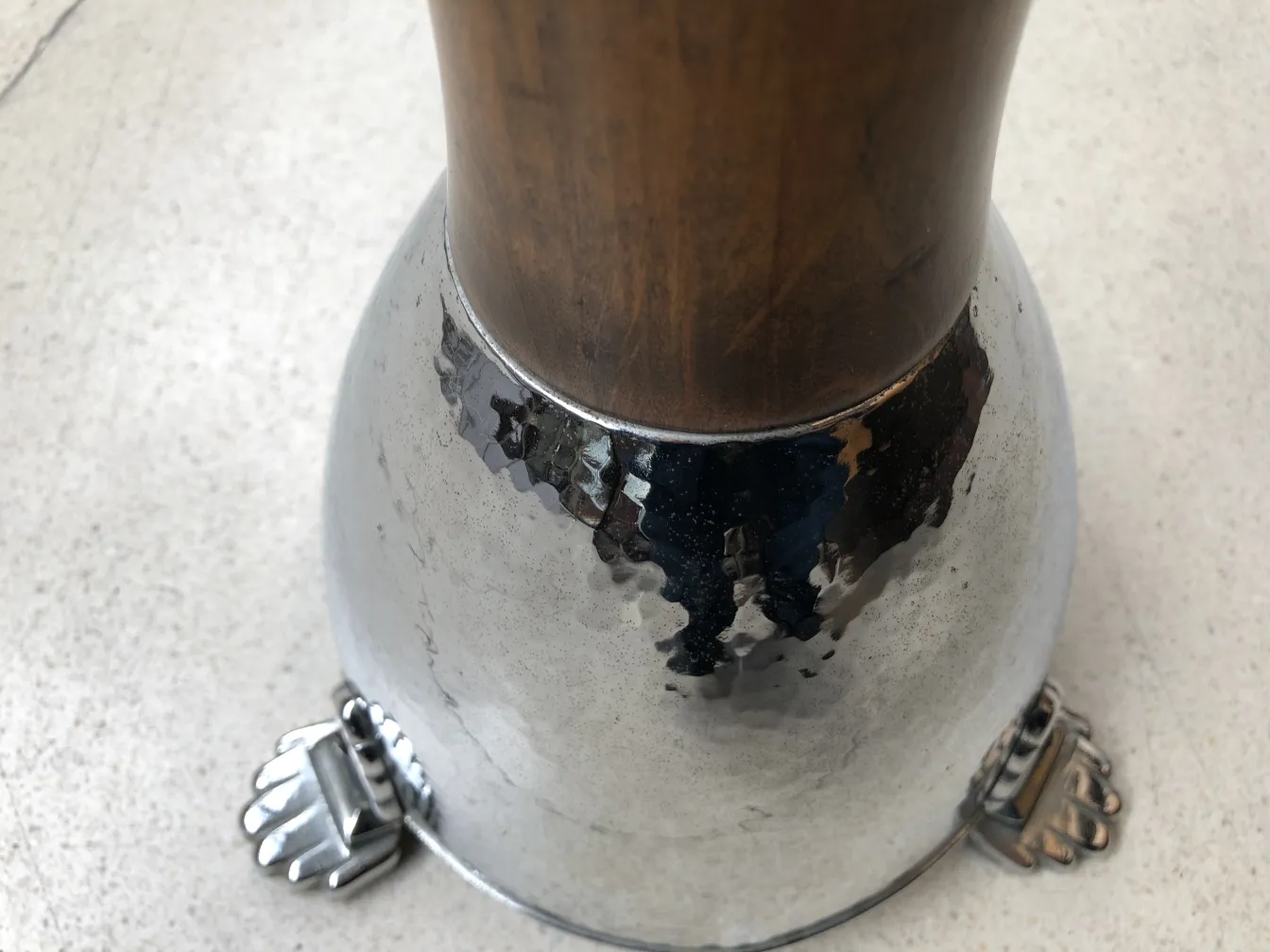 منفضة سجائر واقفة قديمة بتصميم فريد وأرجل زخرفية، مثالية للأجواء الأنيقة.