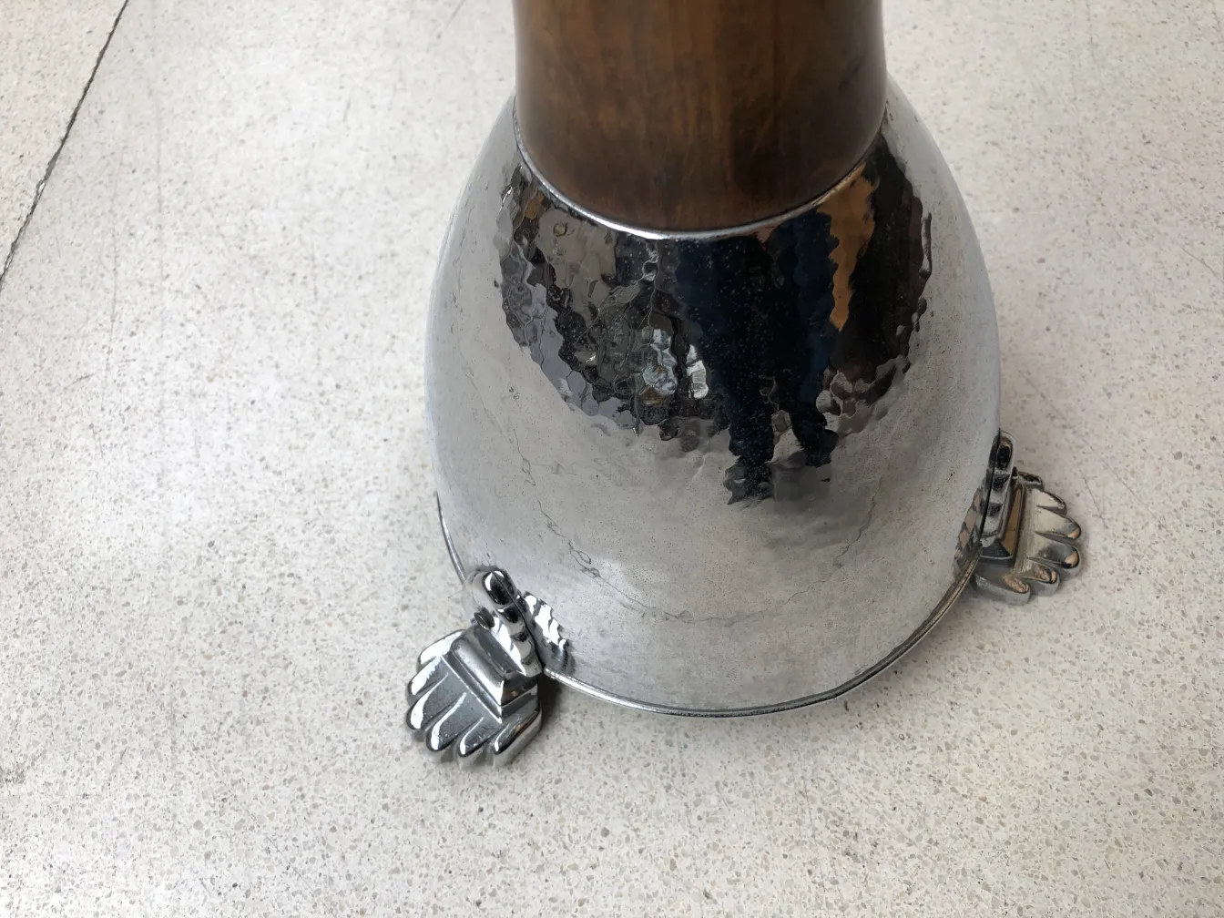 Cinzeiro de pé antigo com base decorativa e acabamento brilhante, cenário neutro