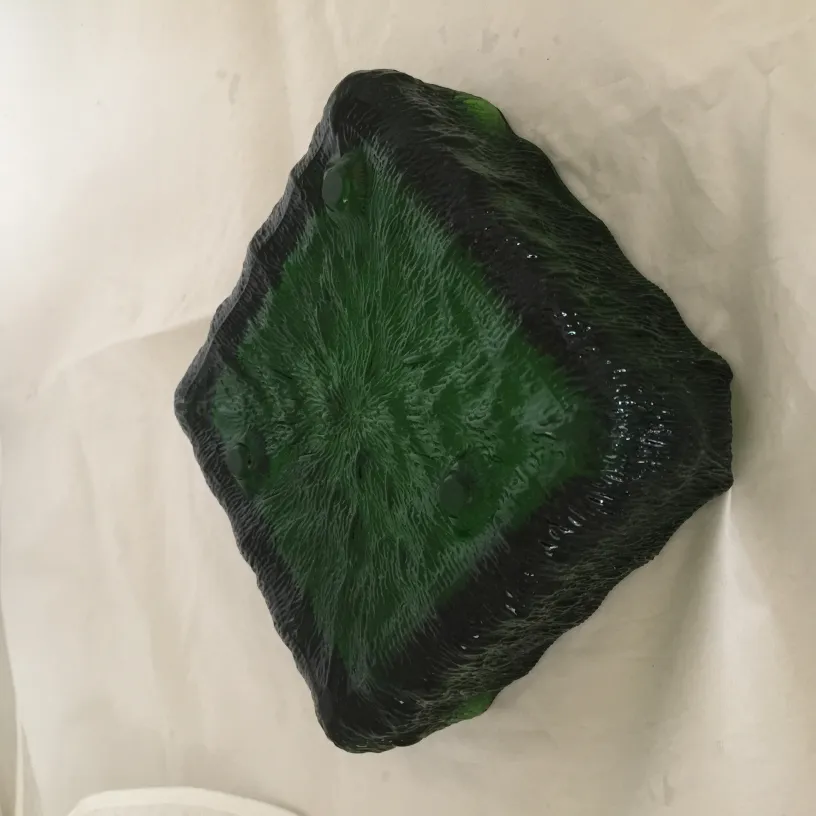 古老的直立式烟灰缸，绿颜色，周围有装饰元素