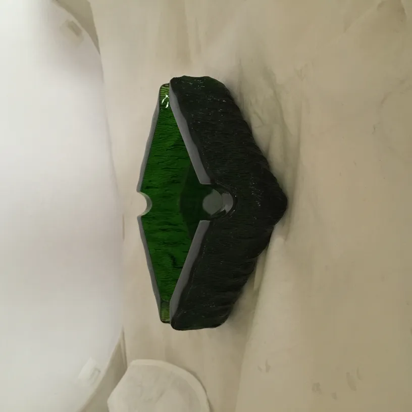 Posacenere in piedi antico di colore verde con forma irregolare, ideale per la decorazione.