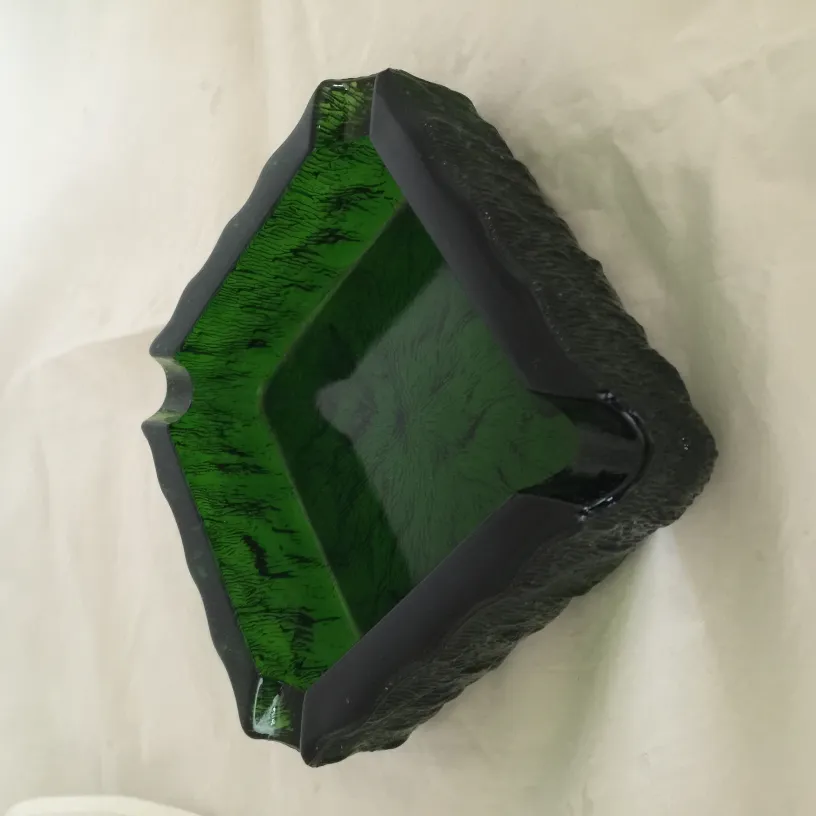 Cinzeiro de pé antigo com forma irregular e cor verde escuro, ideal para decoração