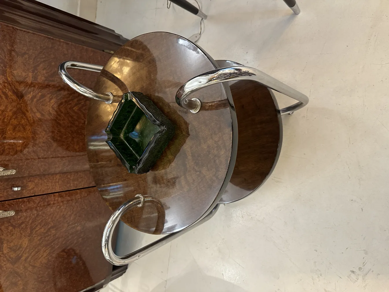 Cendrier sur pied ancien, design élégant et stylé, comportant des détails intéressants dans sa structure, complété par un environnement décoratif