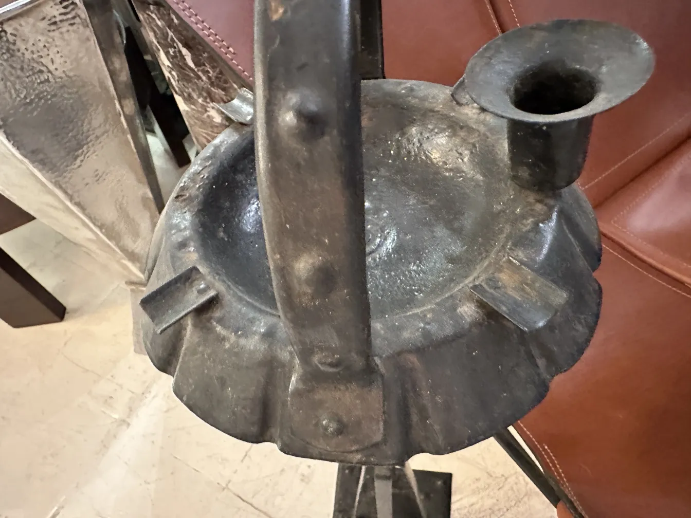 Antiker stehender Aschenbecher mit elegantem Design, gemütliche Umgebung