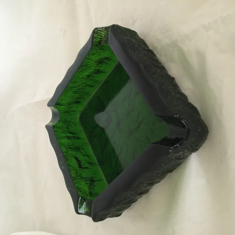 Cenicero de pie antiguo con un acabado en verde vibrante y texturizado, de forma cuadrada y bordes decorativos.