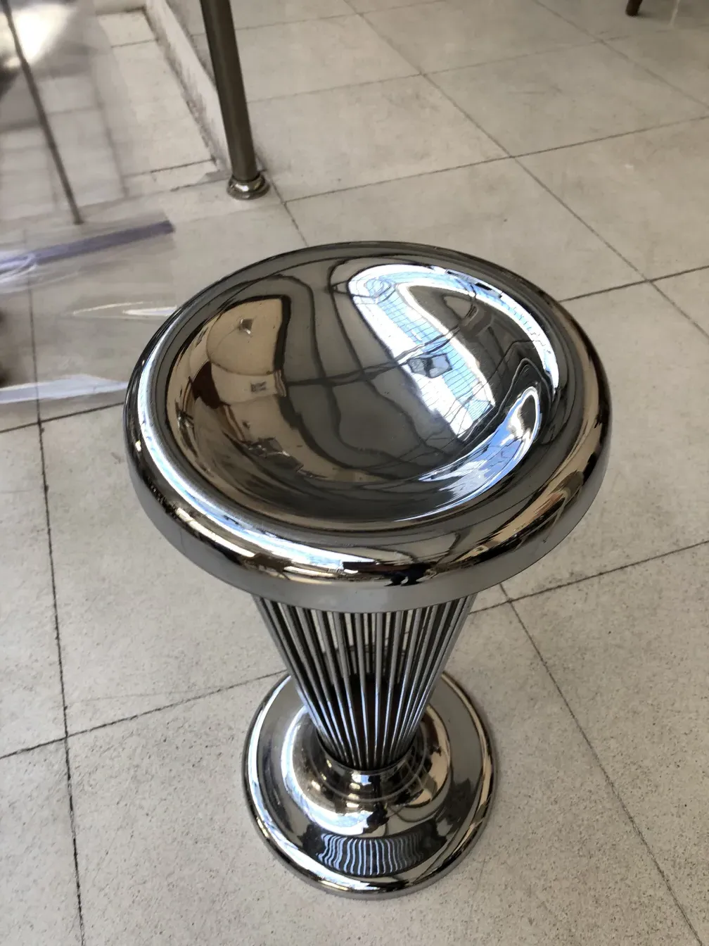 Antiker stehender Aschenbecher mit glänzendem, elegantem Design warren platner in modernem Umfeld.