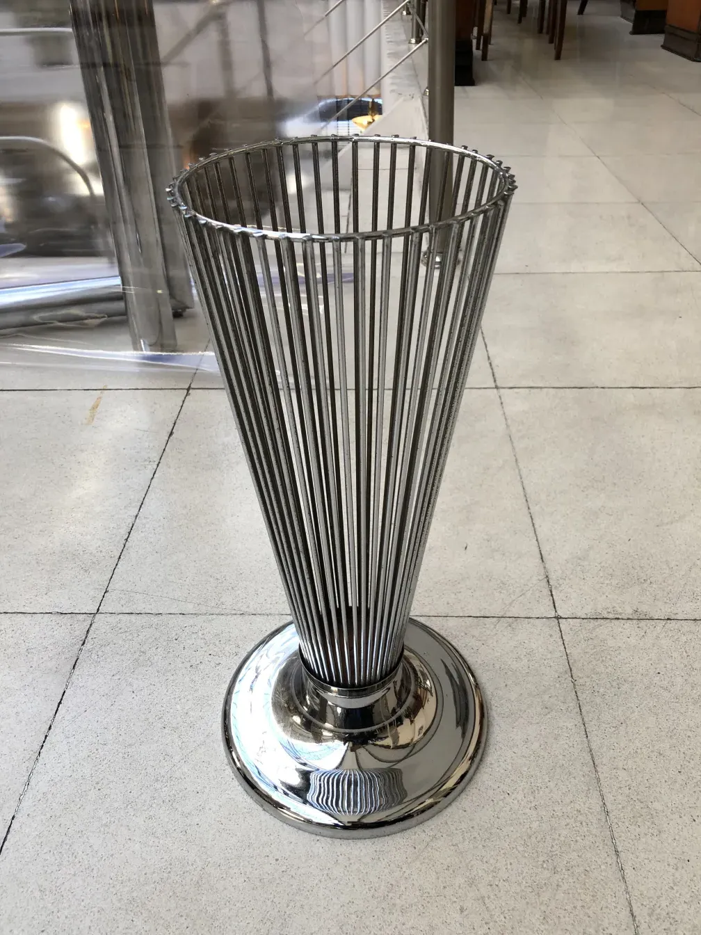 Antiker stehender Aschenbecher mit elegantem, schlankem Design in moderner Umgebung.