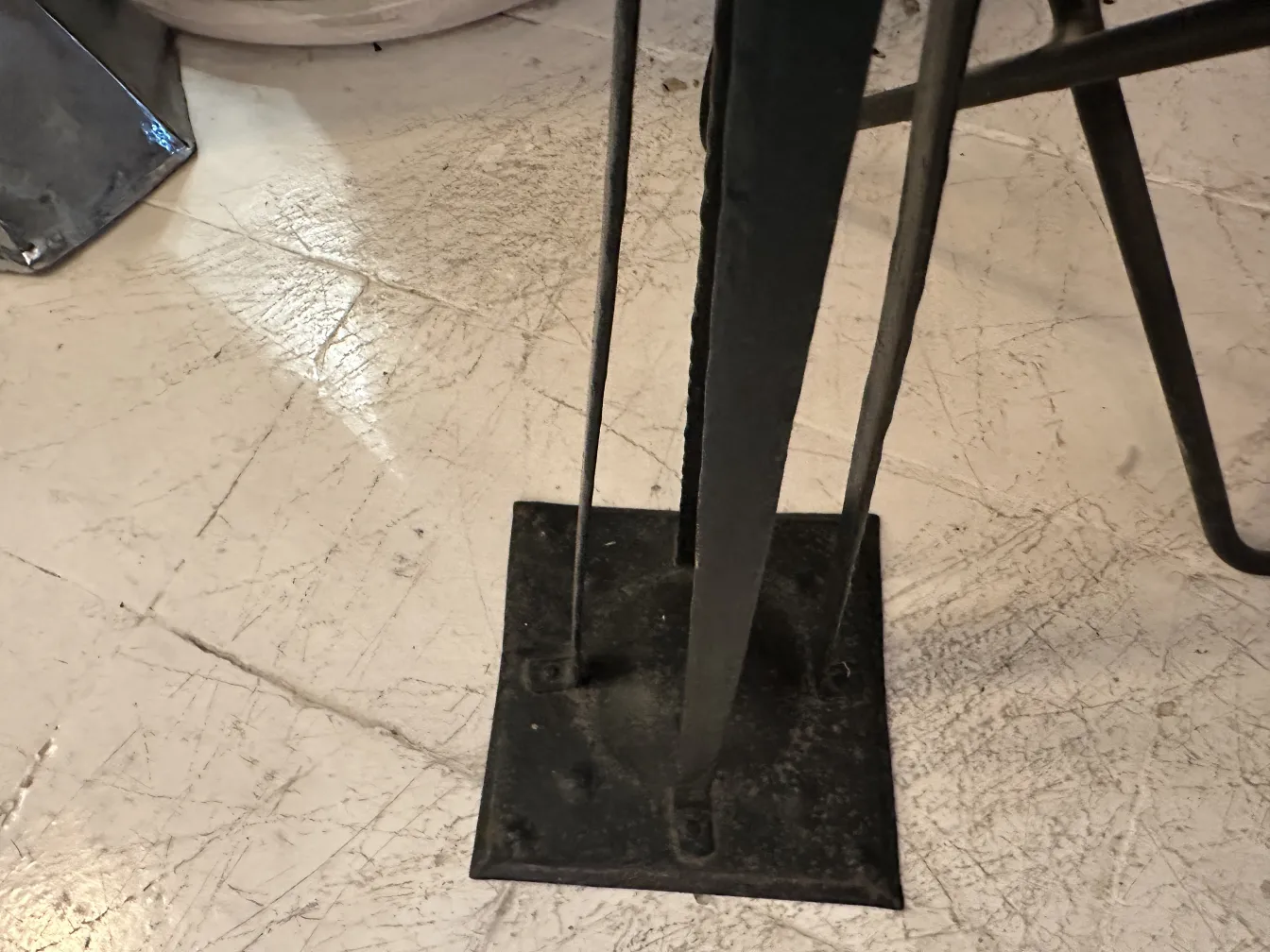 Antiker stehender Aschenbecher mit elegantem Design im Umfeld