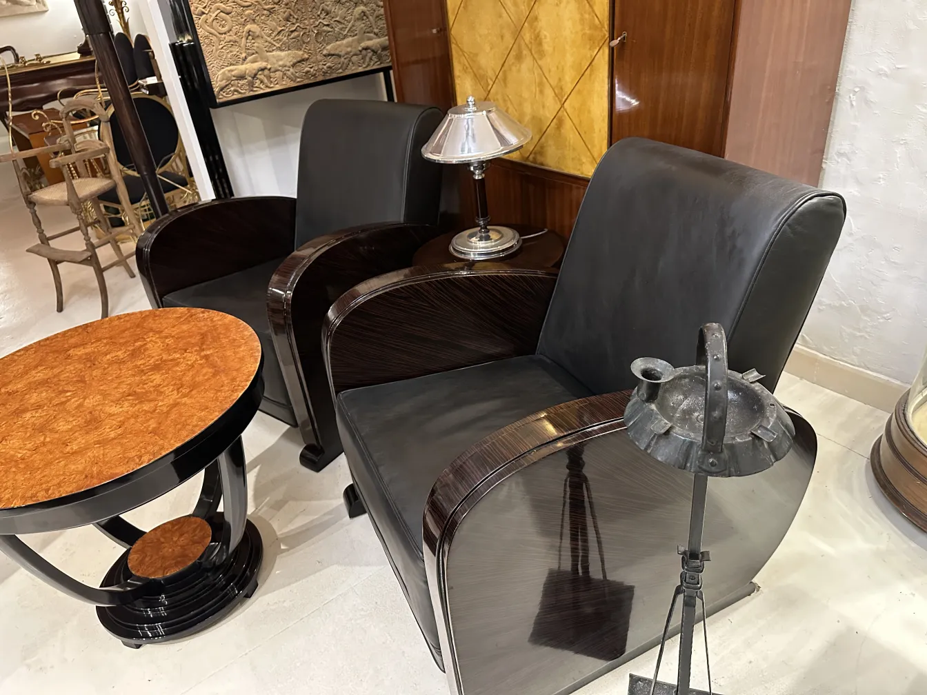 Cinzeiro de pé antigo em uma sala com móveis elegantes, lâmpada e mesa