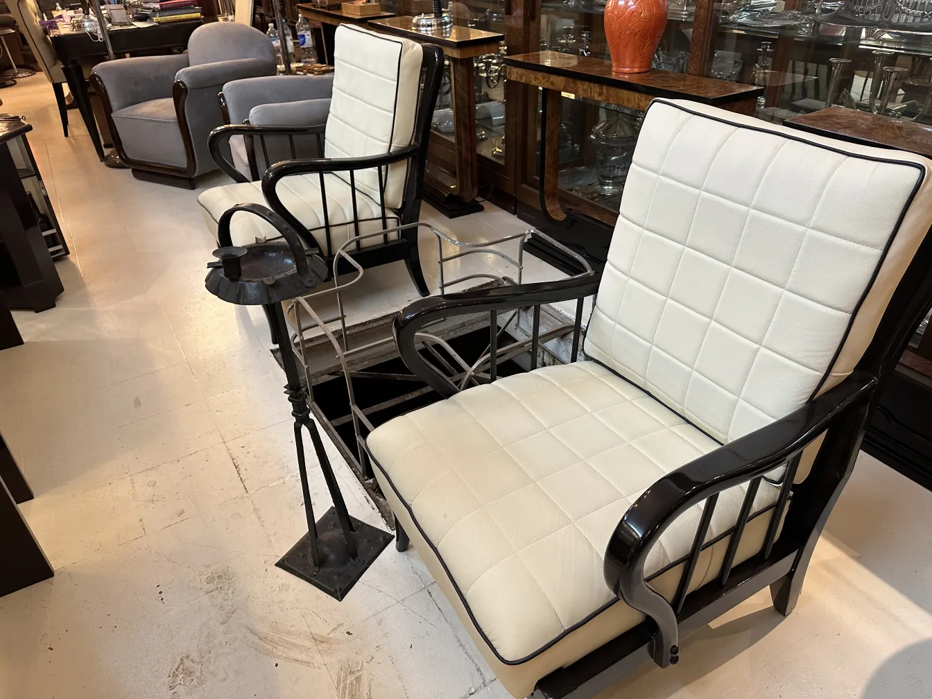 Cenicero de pie de antigüedad, con un diseño elegante y moderno, rodeado de sillones cómodos.