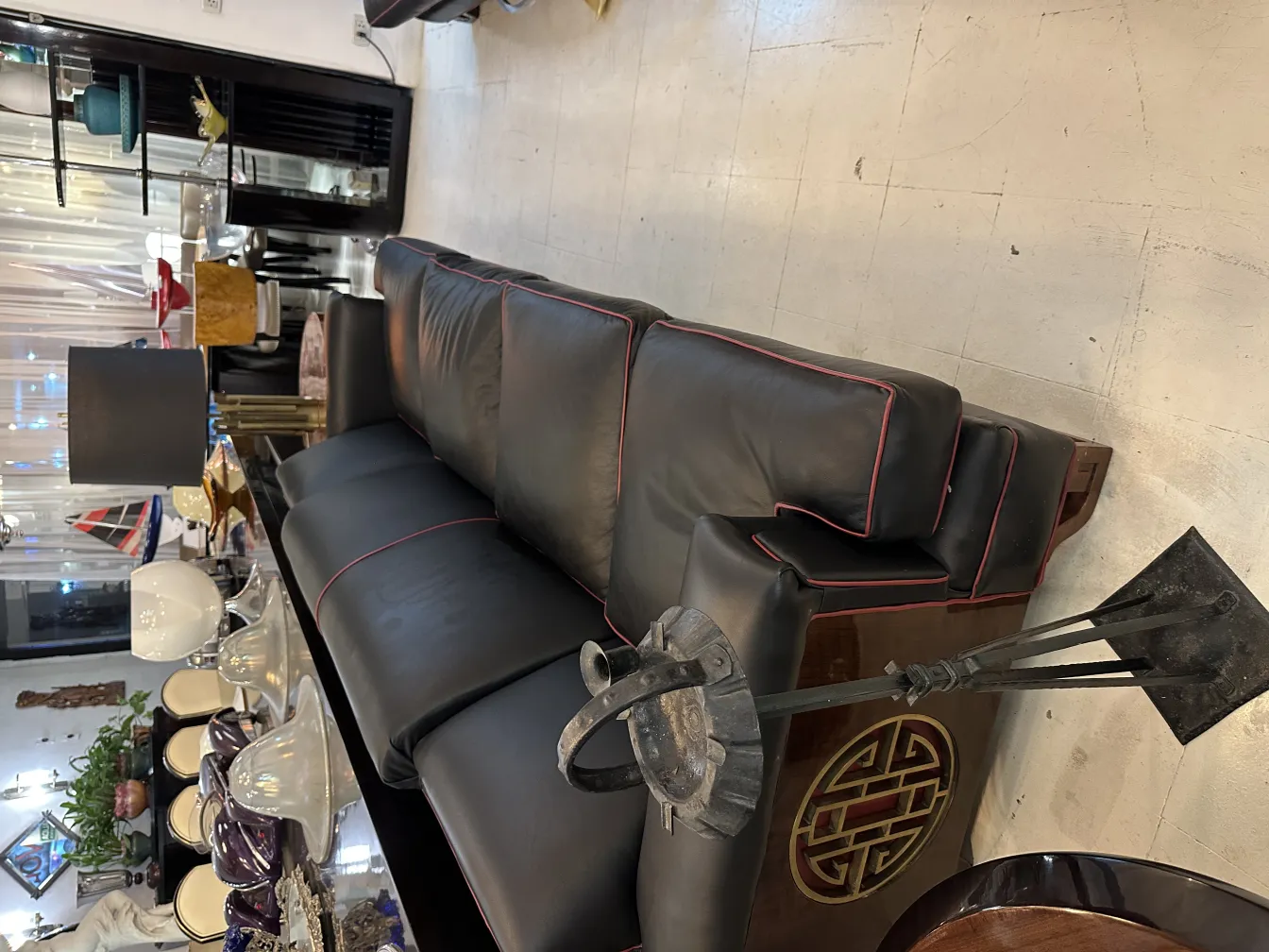 Cendrier sur pied ancien avec design décoratif dans un cadre élégant