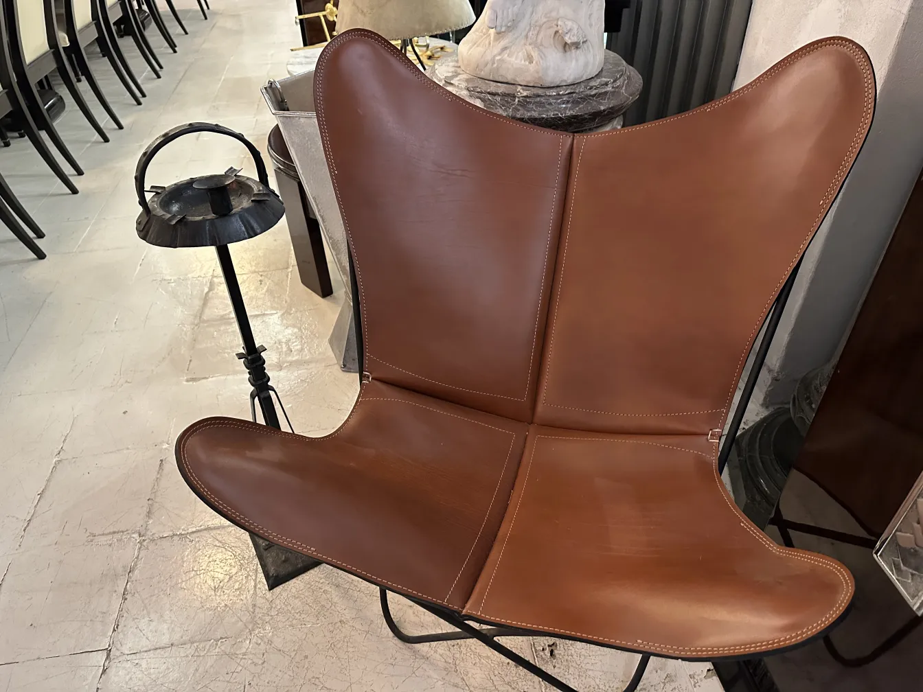 Cendrier sur pied ancien décoratif à côté d'une chaise