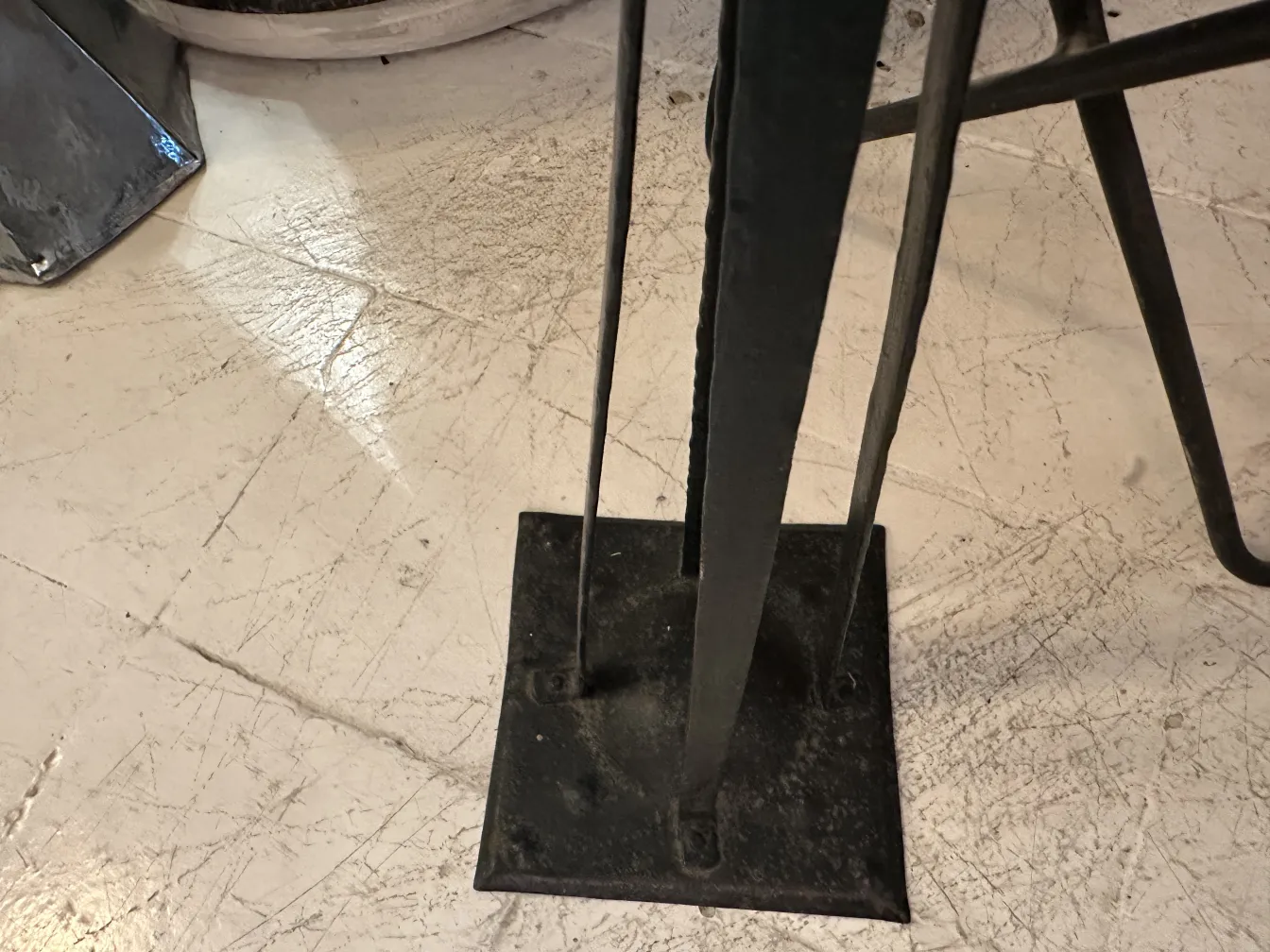 Posacenere in piedi antico in un ambiente moderno. Base robusta e design funzionale.