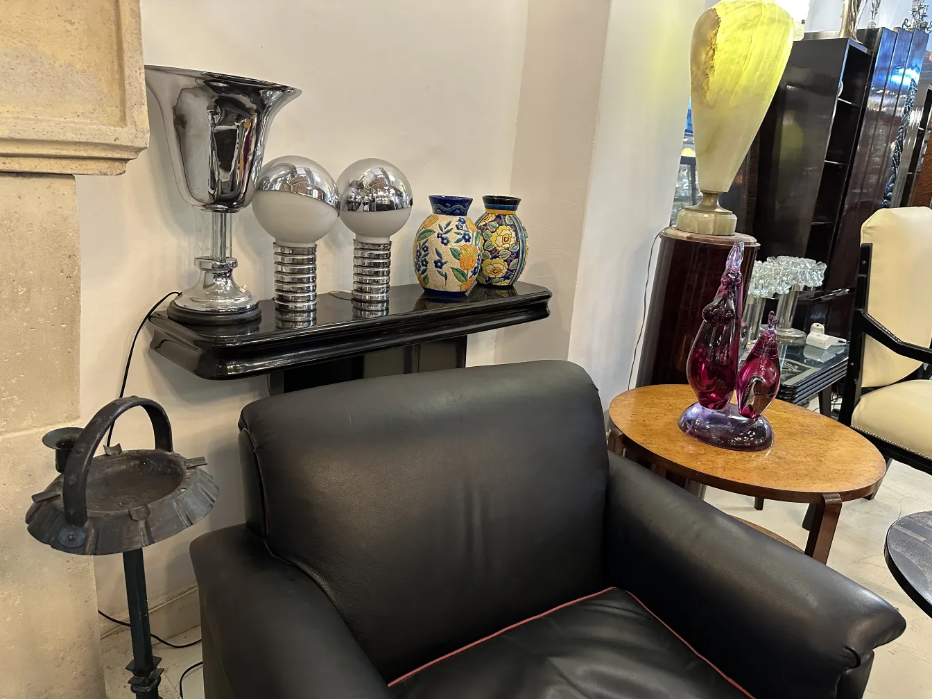 Posacenere in piedi antico, decorativo, con atmosfera retro, altri oggetti visibili.