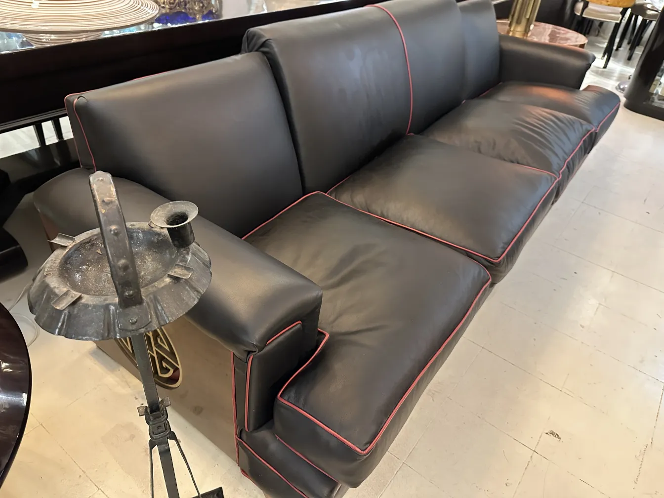 Cendrier sur pied antique avec un design élégant dans un cadre classique.