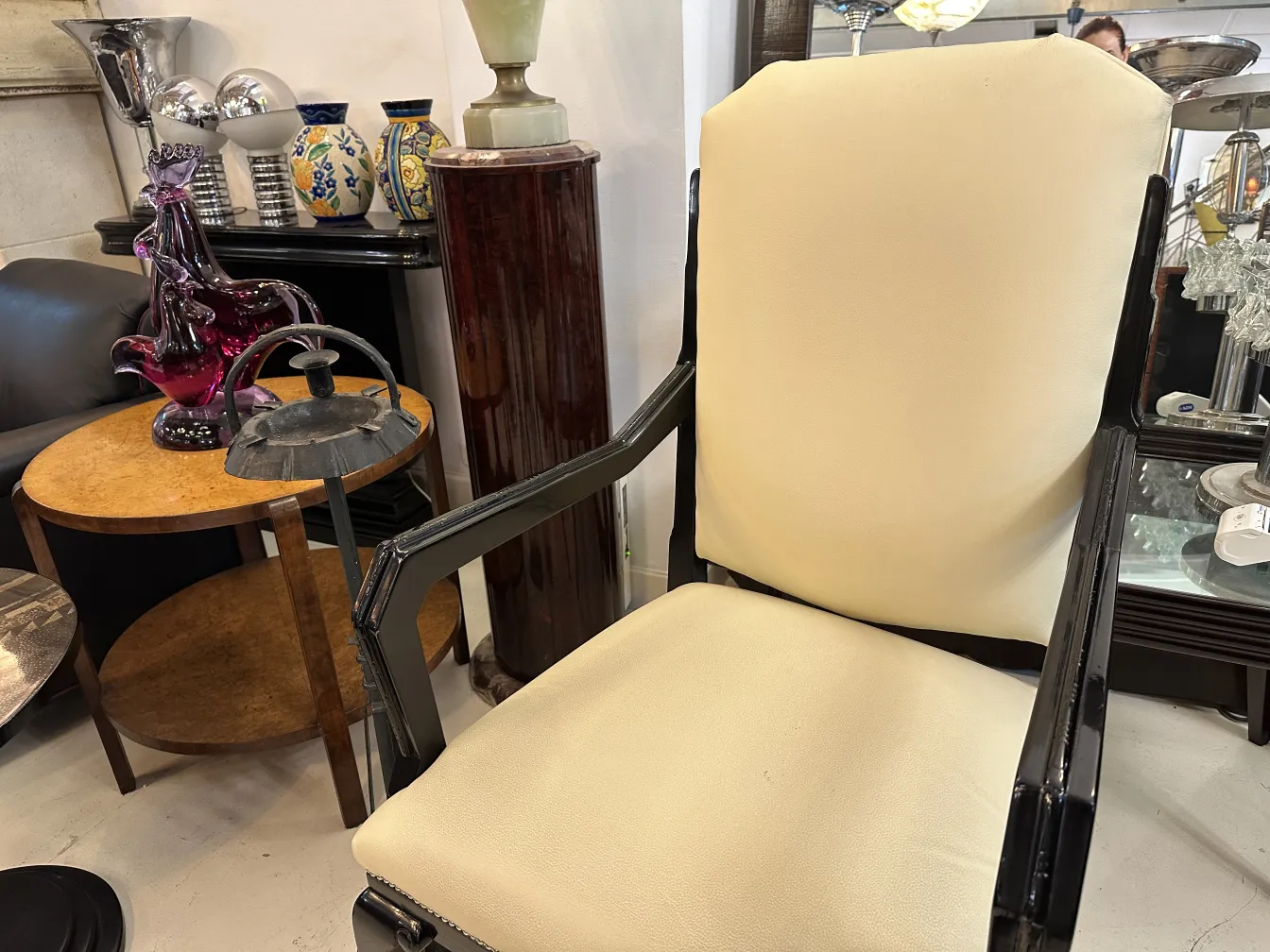 Cinzeiro de pé antigo, design elegante em um ambiente de móveis clássicos.