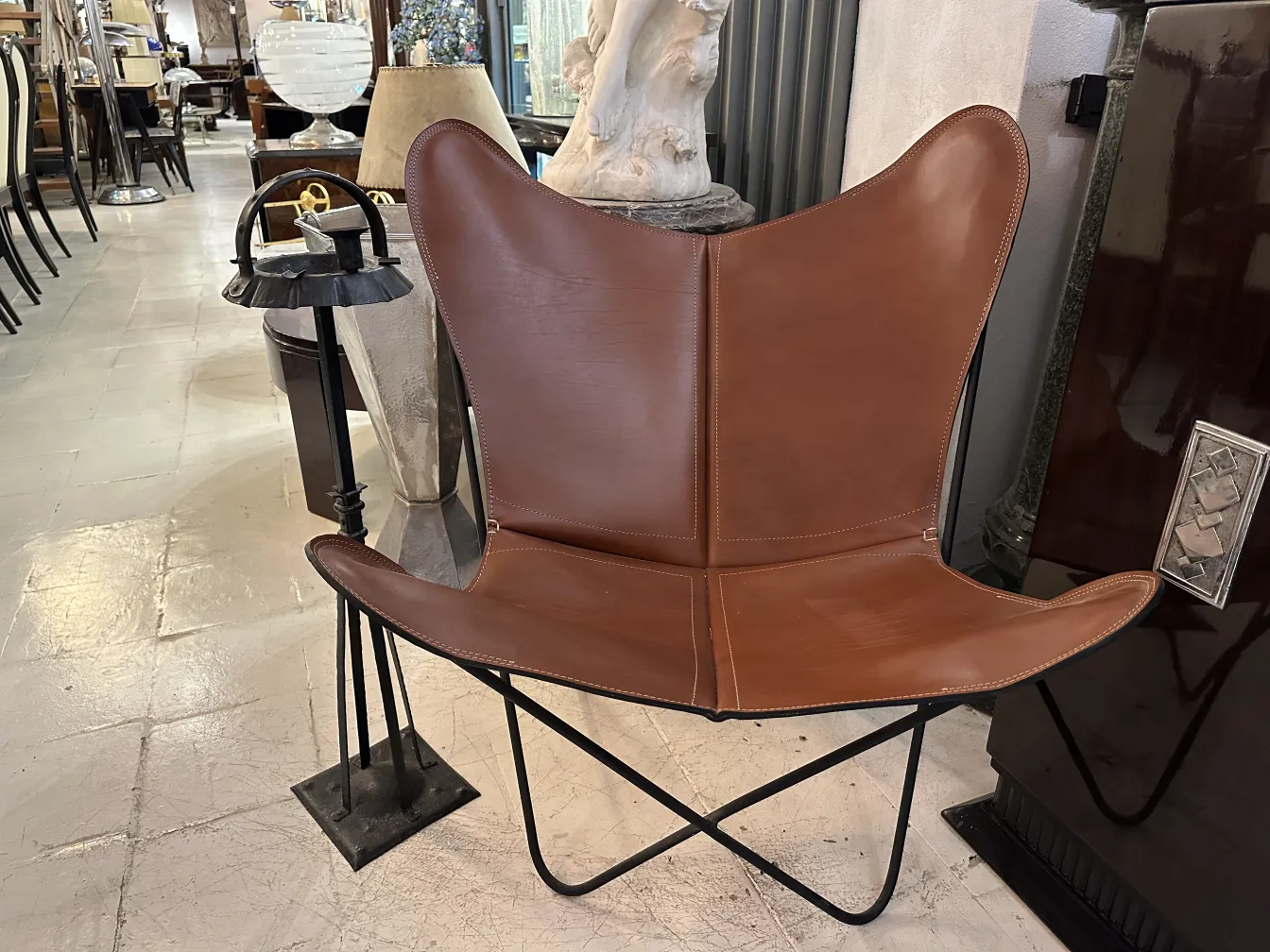 Antiker stehender Aschenbecher mit minimalistischem Design in einer gemütlichen Umgebung.