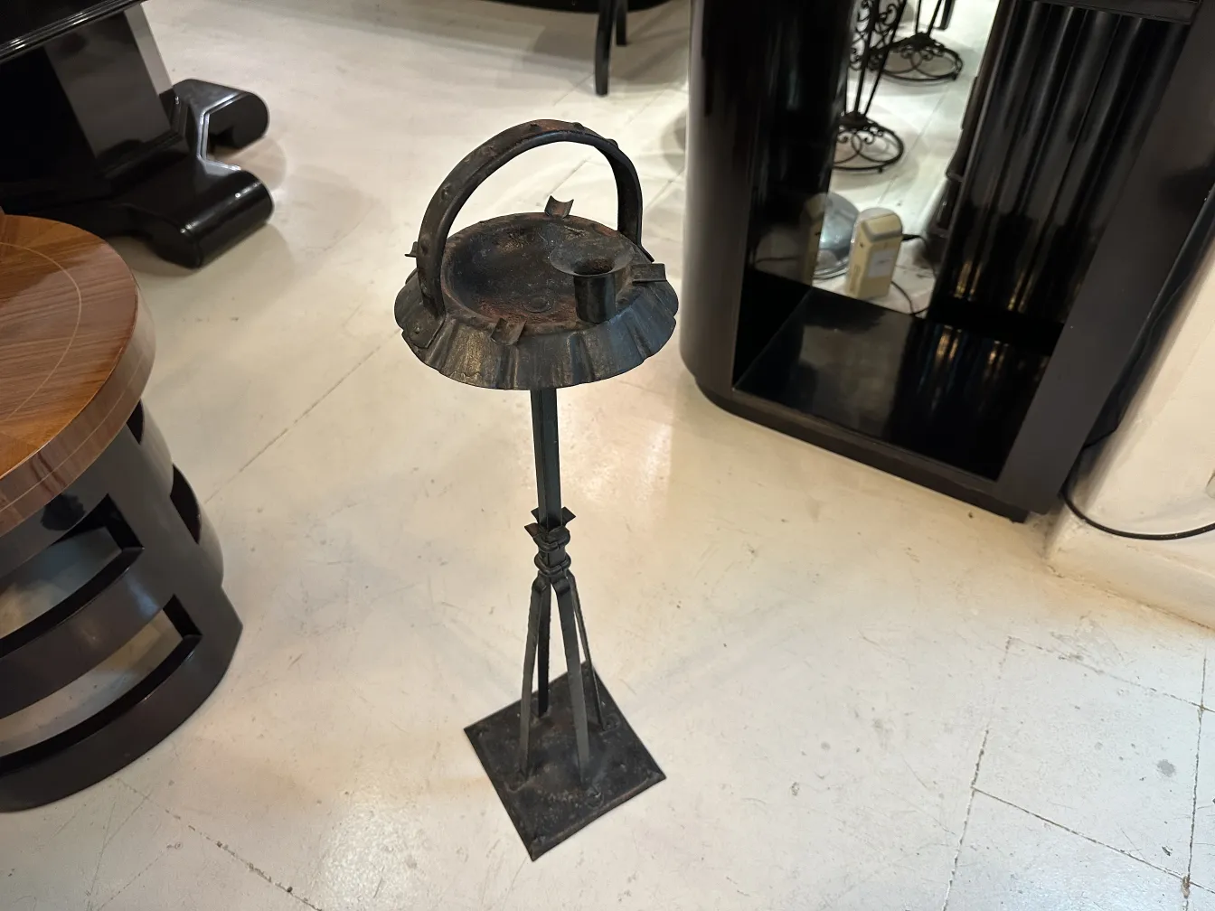 Cinzeiro de pé antigo com design clássico em um ambiente moderno.