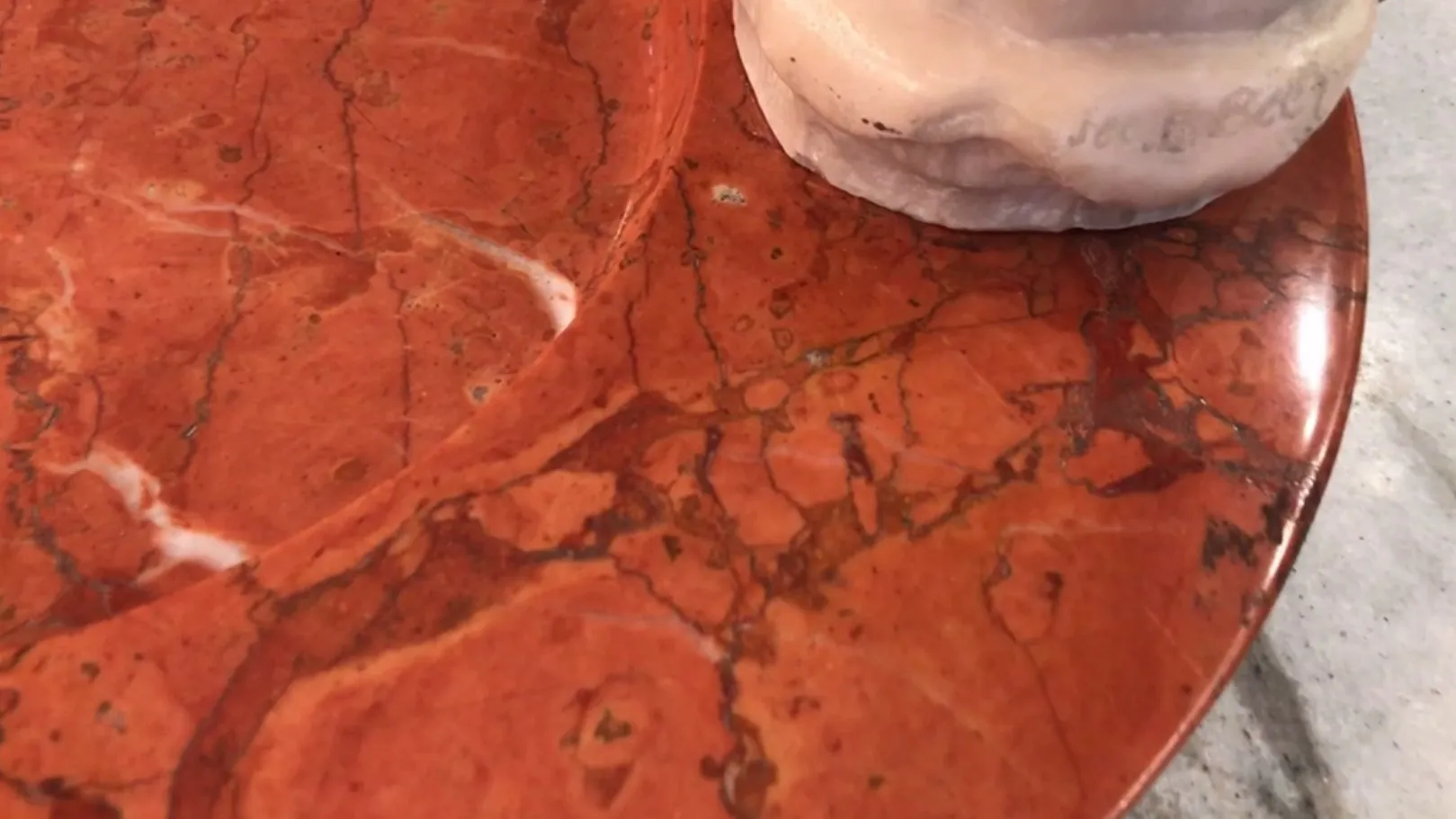 Posacenere in piedi antico su superficie di marmo rosso, decorativo