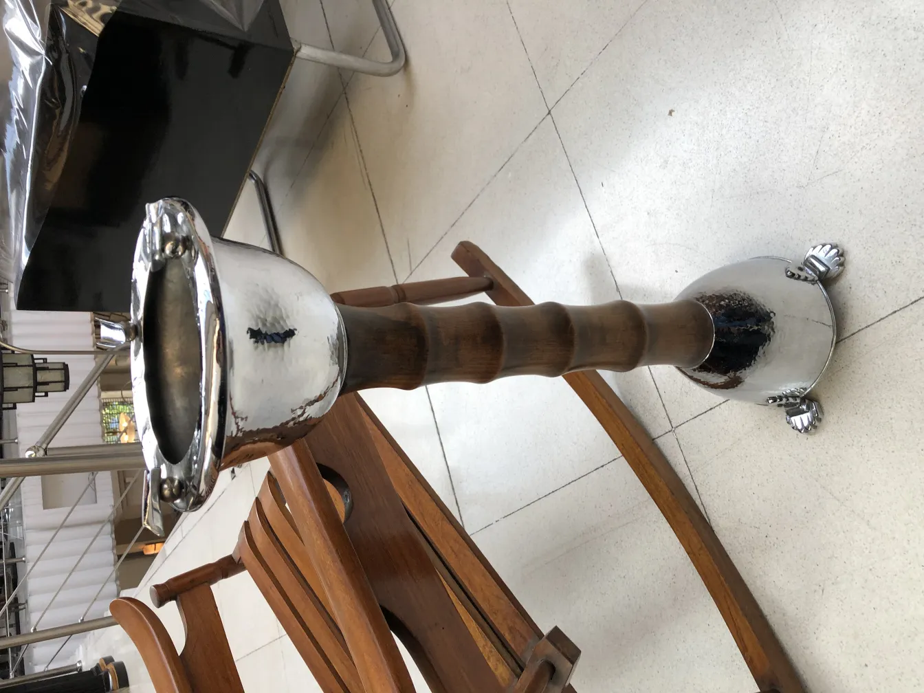 Antique standing ashtray with decorative base and metal details. Ideal for elegant spaces.