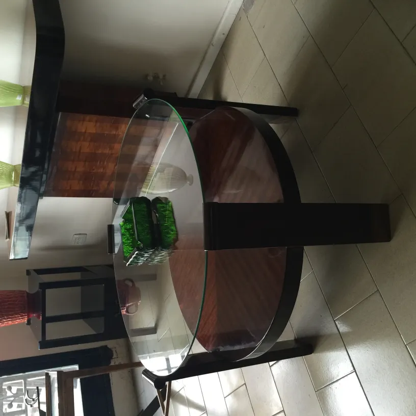 Posacenere in piedi antico decorativo su un tavolo elegante.