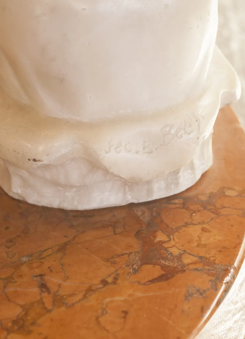 Posacenere antico in piedi in marmo con dettagli decorativi su sfondo neutro, ideale per collezionisti.