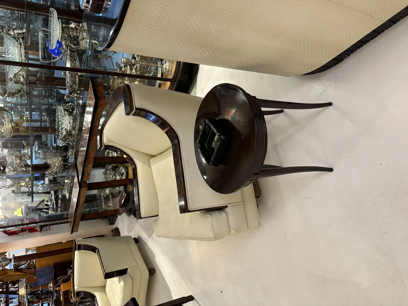 Antiker stehender Aschenbecher in einem antiken Ambiente mit eleganten Sesseln.