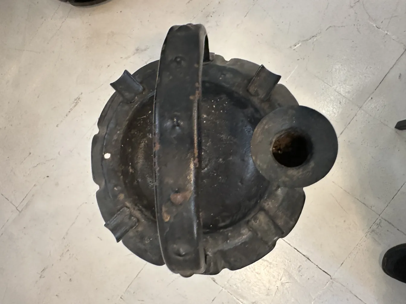 Posacenere in piedi antico con design classico, ideale per ogni ambiente