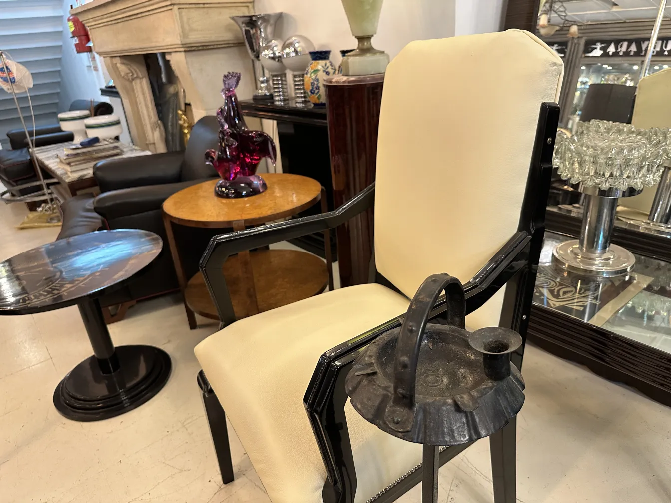 Antiker stehender Aschenbecher mit elegantem Design in modernem Ambiente mit Sofas.