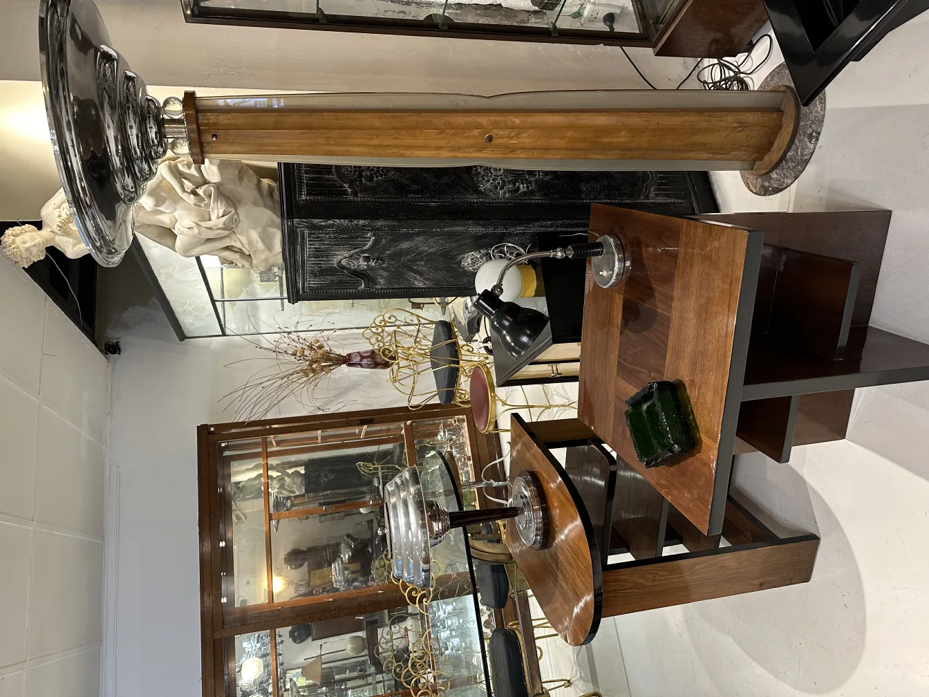 Posacenere in piedi antico con dettagli decorativi unici in un ambiente d'antiquariato