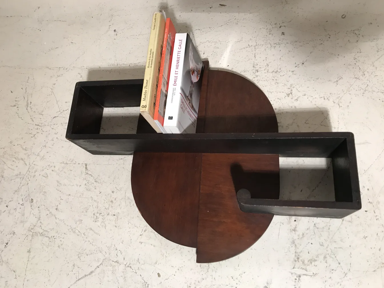 밝은 환경의 고전적인 책장에 책이 놓여 있습니다.