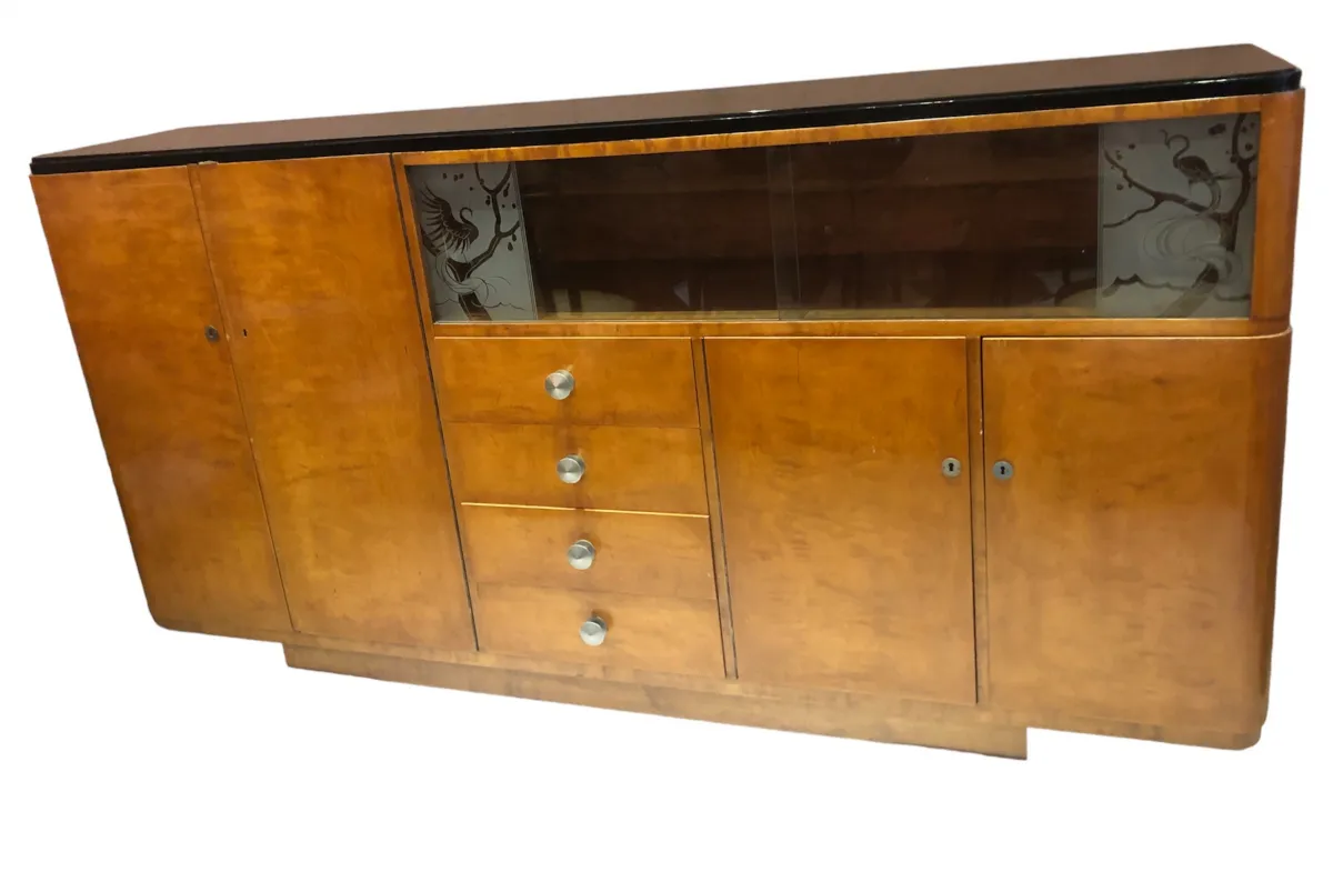 libreria antica con design elegante