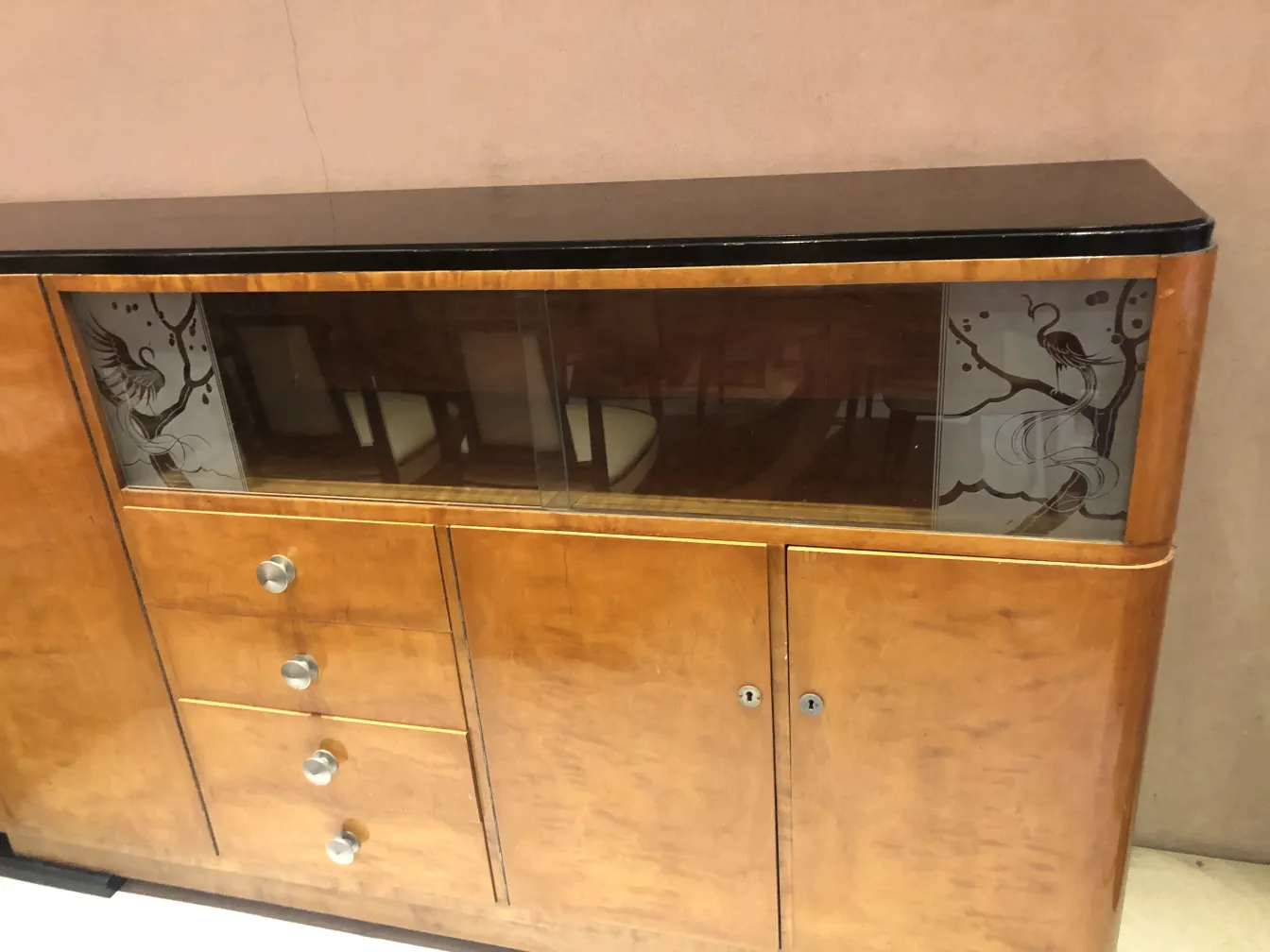 Biblioteca antica con design in vetro e stile unico.