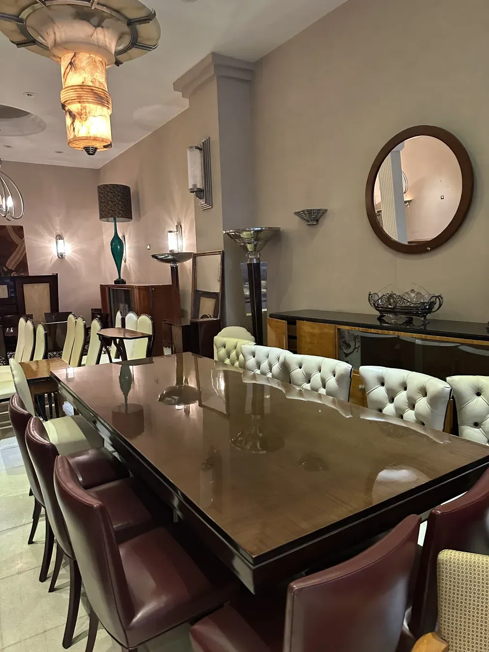 Estante de livros antigo elegante com cadeiras e mesa