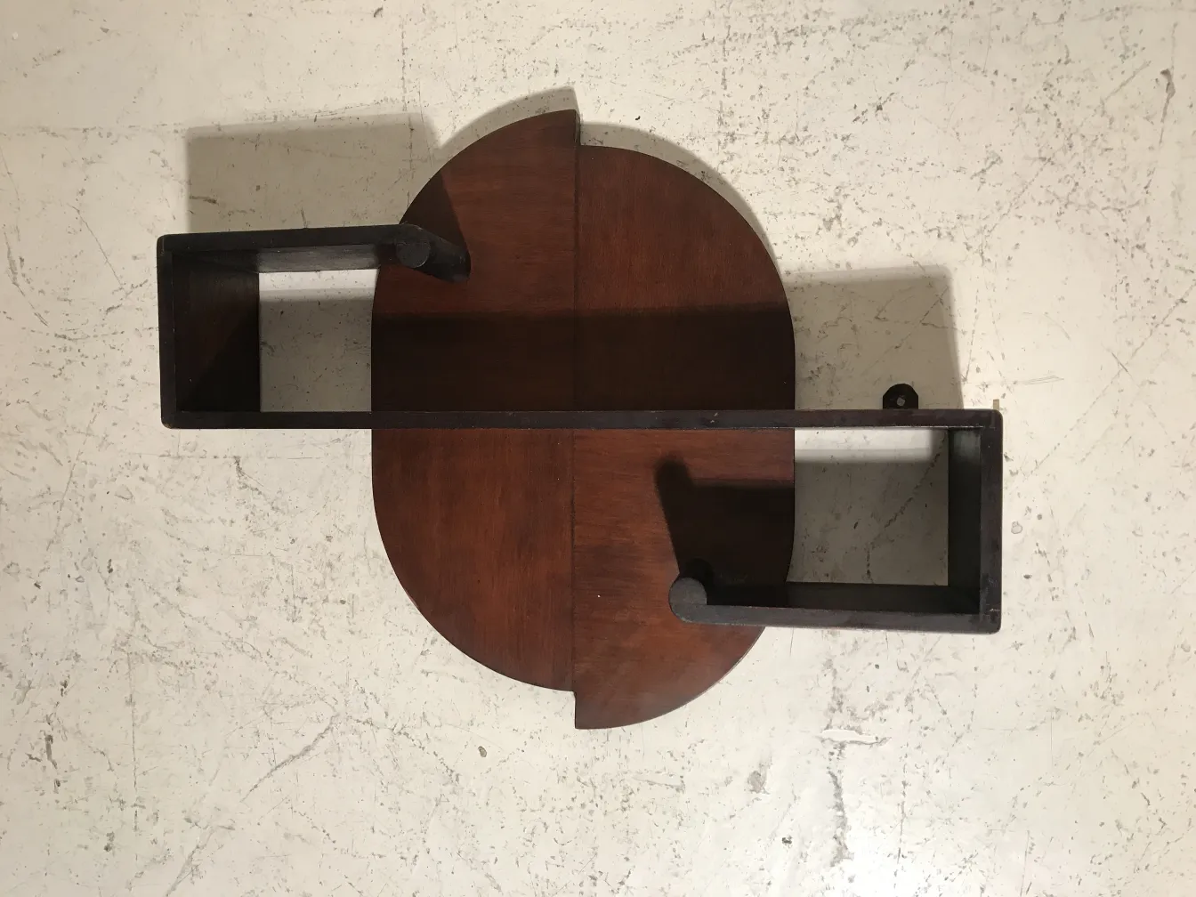 古い本棚と浮遊棚があり、心地よい環境に囲まれた魅力的なデザイン。