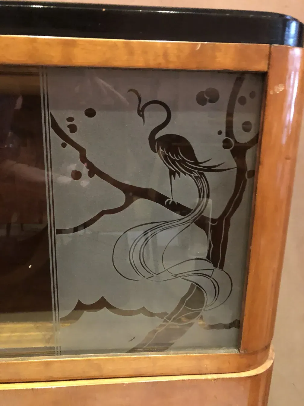 estante de livros antigo com elegantes desenhos de aves