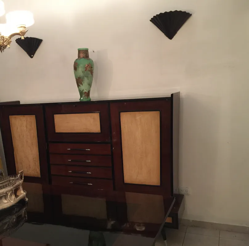 古董书架，带经典设计和宽书架，装饰有花瓶。