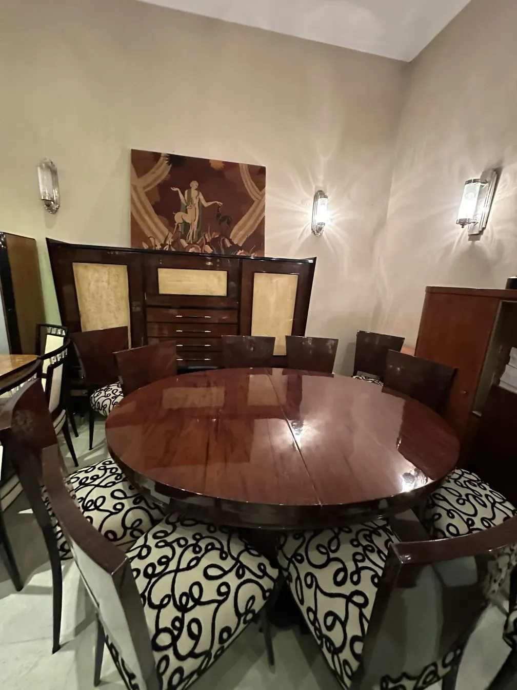 Biblioteca antigua en ambiente elegante con mesas y sillas