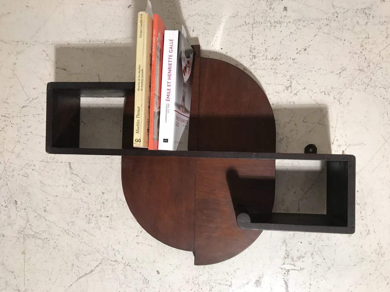 Bibliothèque ancienne avec des livres sur une surface claire.