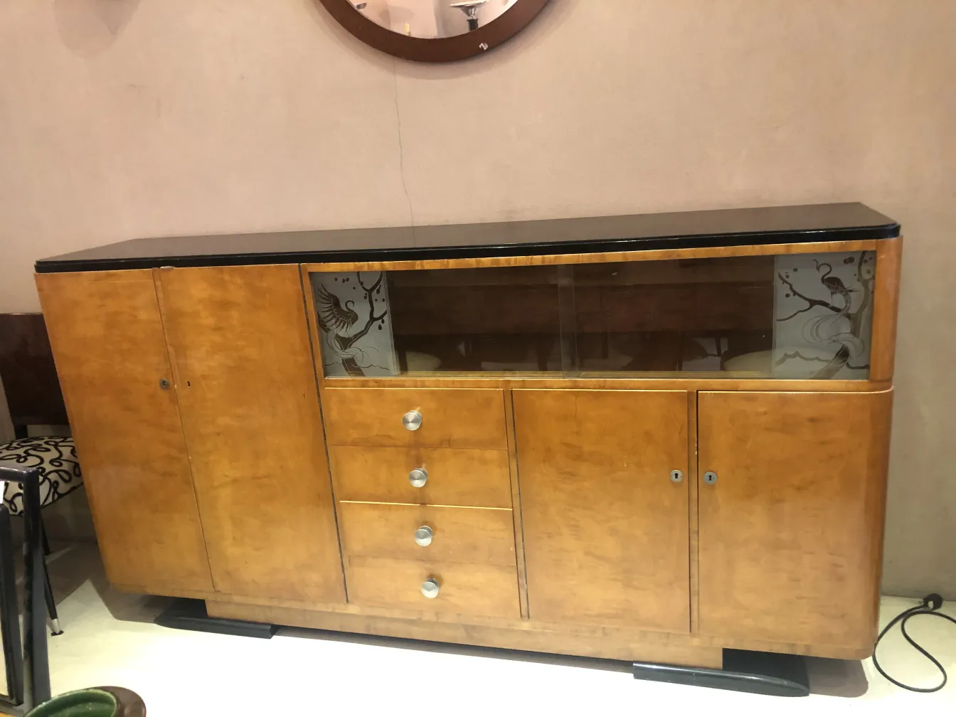 libreria antica con scaffale e dettagli in vetro