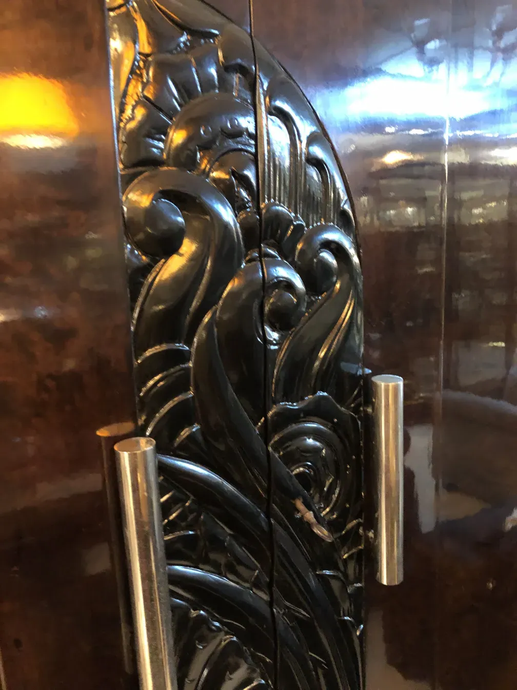 Détails sculptés sur une bibliothèque ancienne avec un design complexe