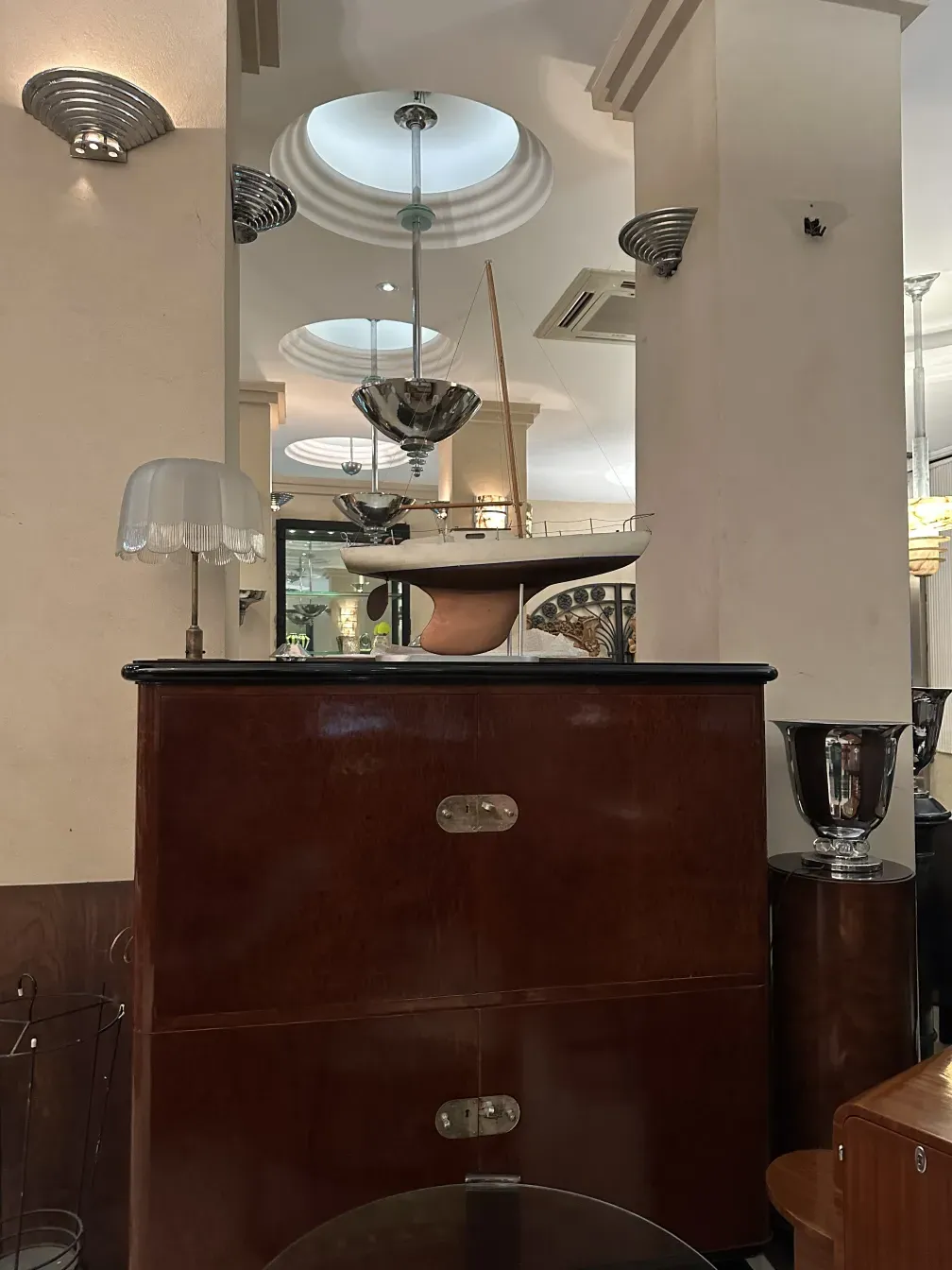 bibliothèque antique en bois foncé avec des détails classiques, atmosphère chaleureuse