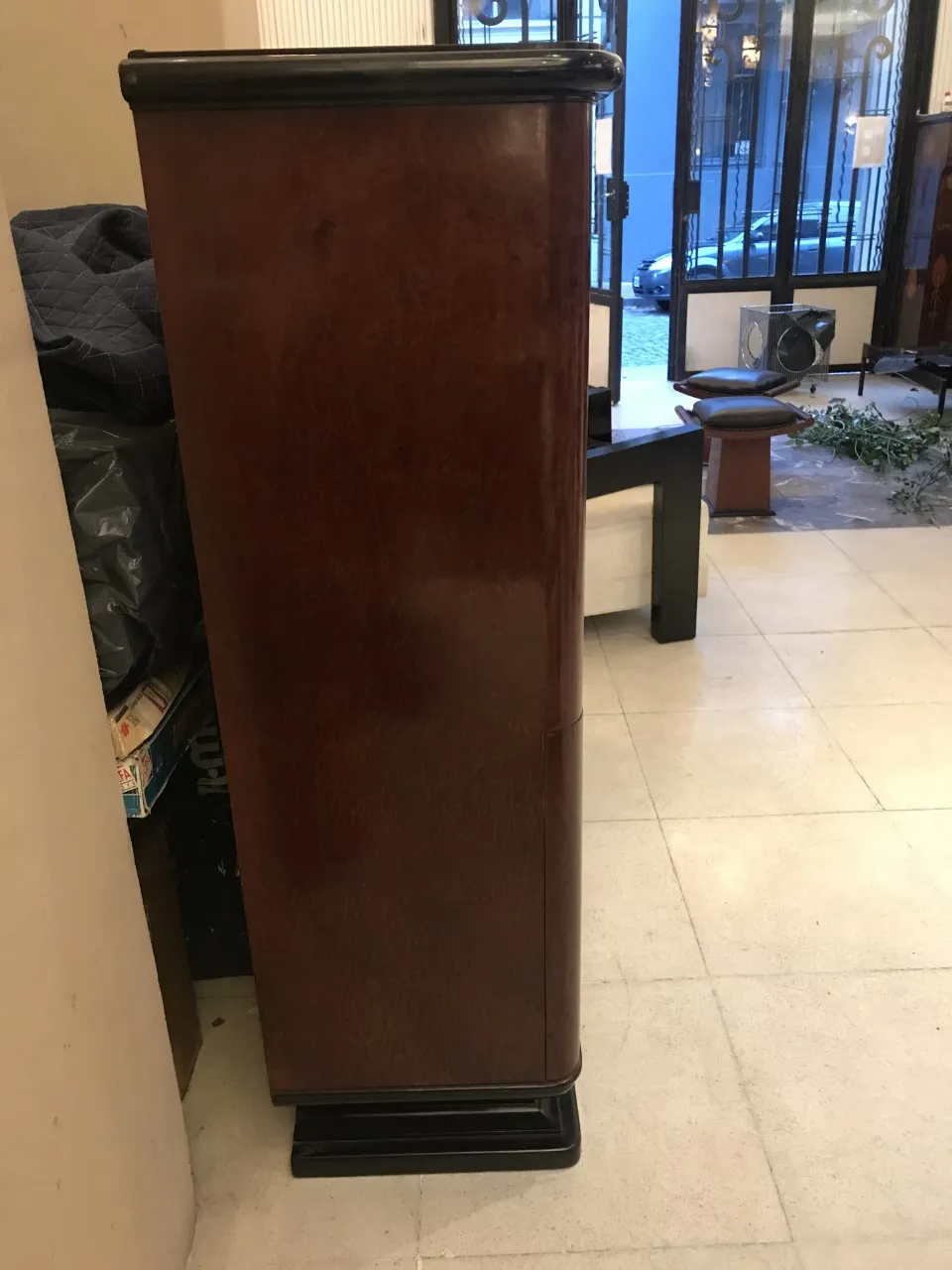 古董书架，外观光滑，营造温馨氛围