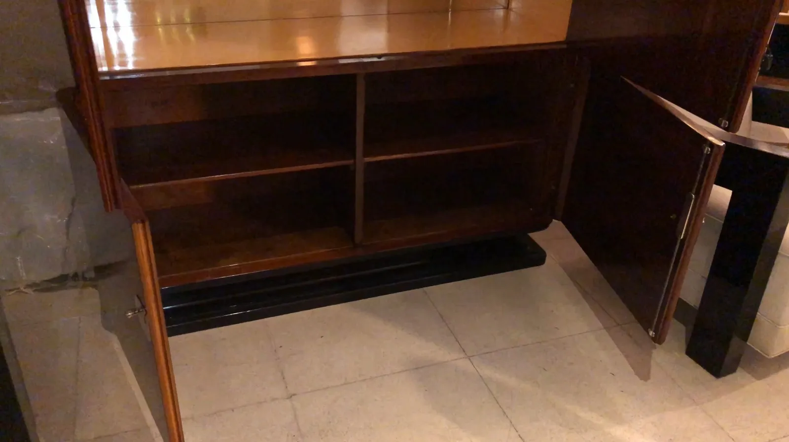 古い木の本棚に目に見える棚がある