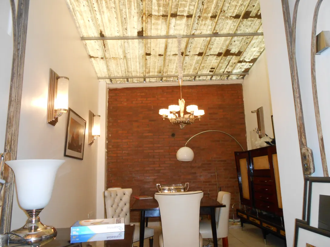 елегантный антикварный книжный шкаф на фоне красного кирпича