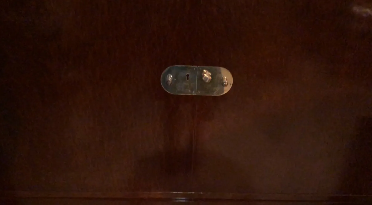 خزانة كتب قديمة مع قفل مرئي