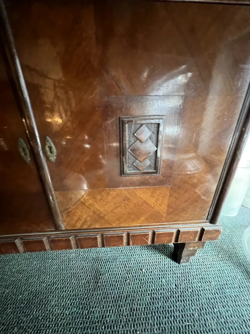 Antikes Bücherregal mit elegantem Design und zwei Türen in einem klassischen Ambiente.