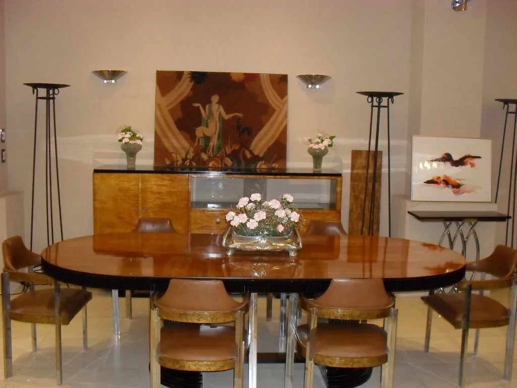 libreria antica con finiture ornamentali, fiori, ambiente accogliente