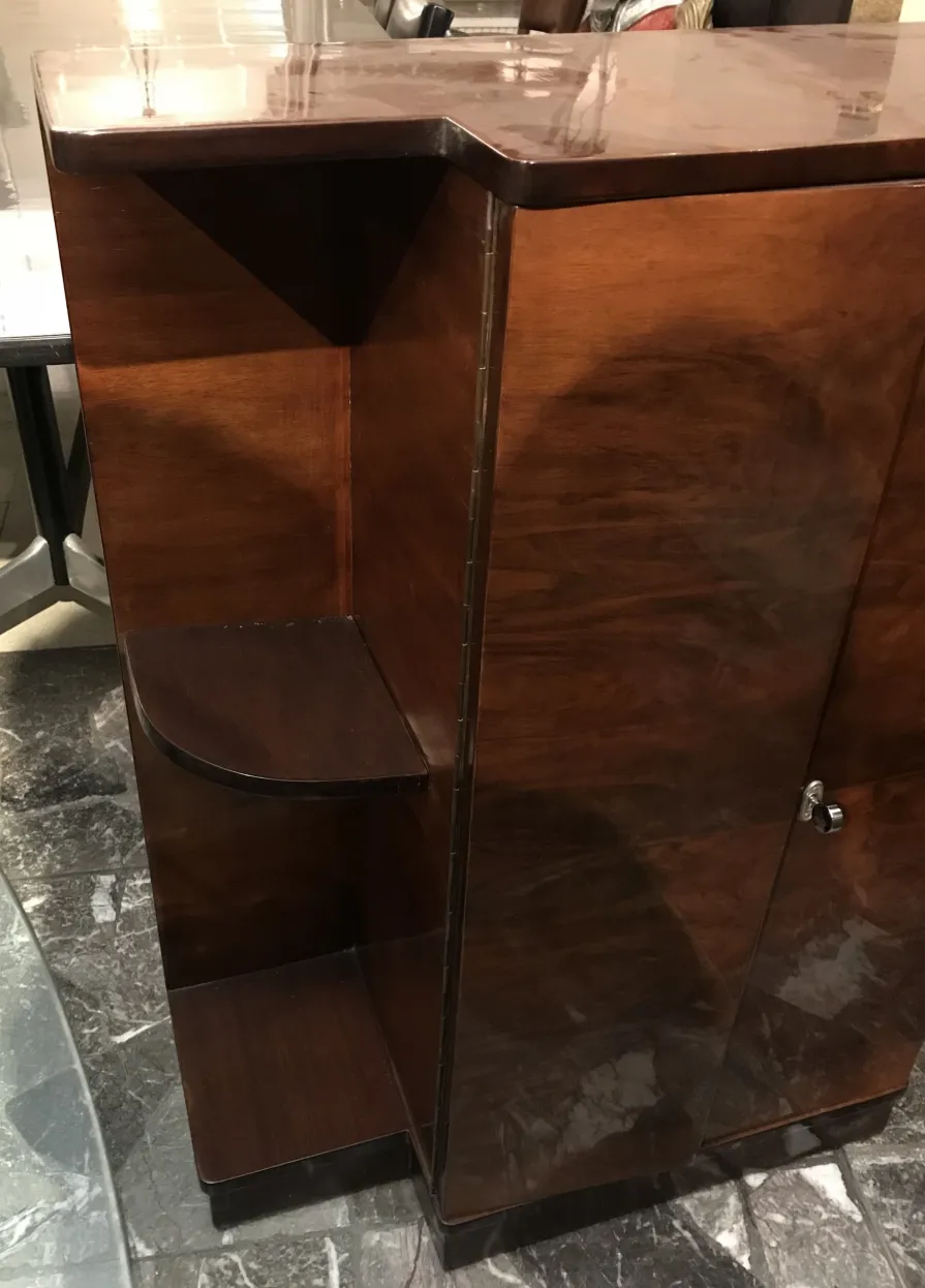 Antigua biblioteca de madera con estanterías y detalles elegantes.