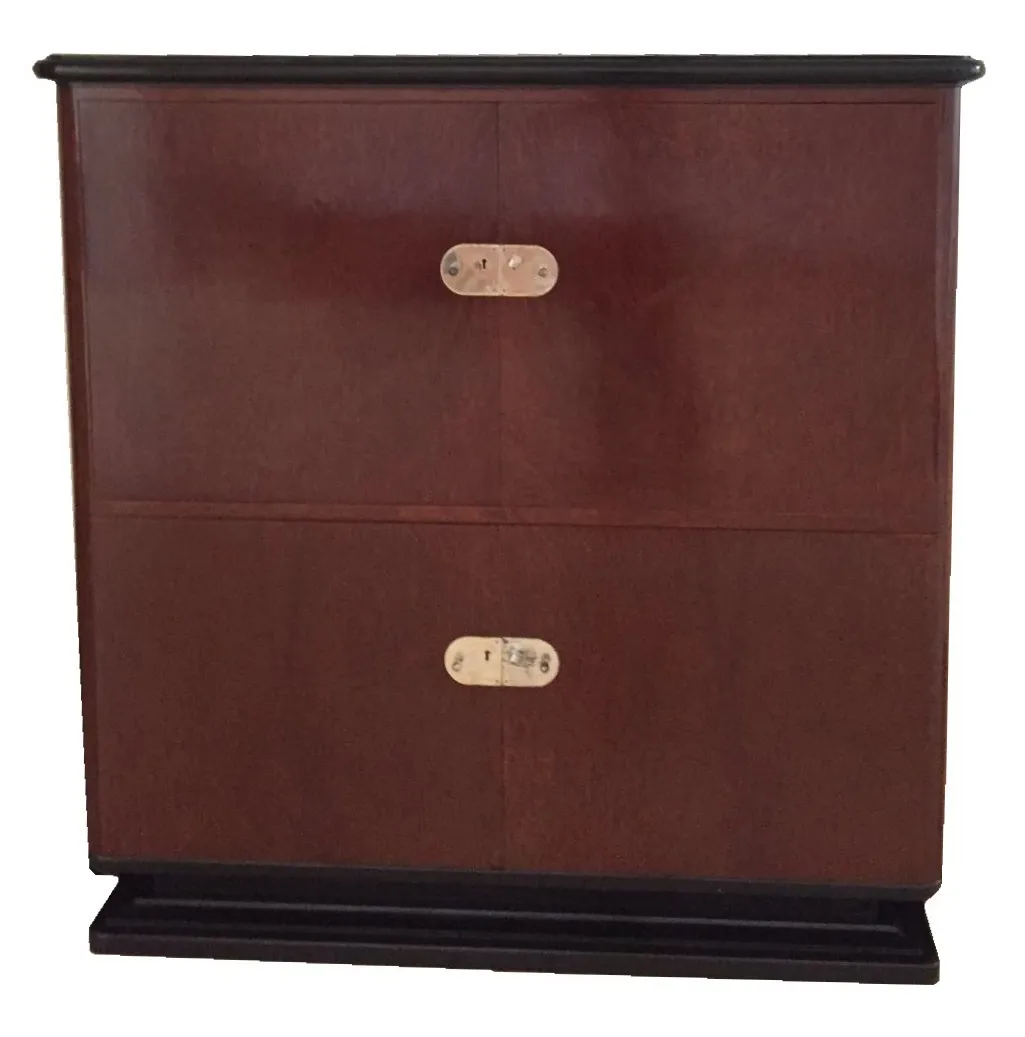 Antikes Bücherregal mit braunen Oberflächen und Metalldetails.